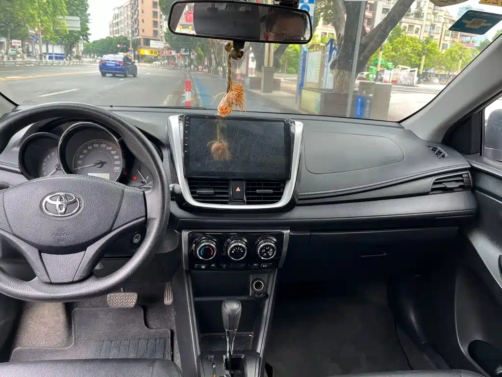 Toyota Yaris L — фото 3