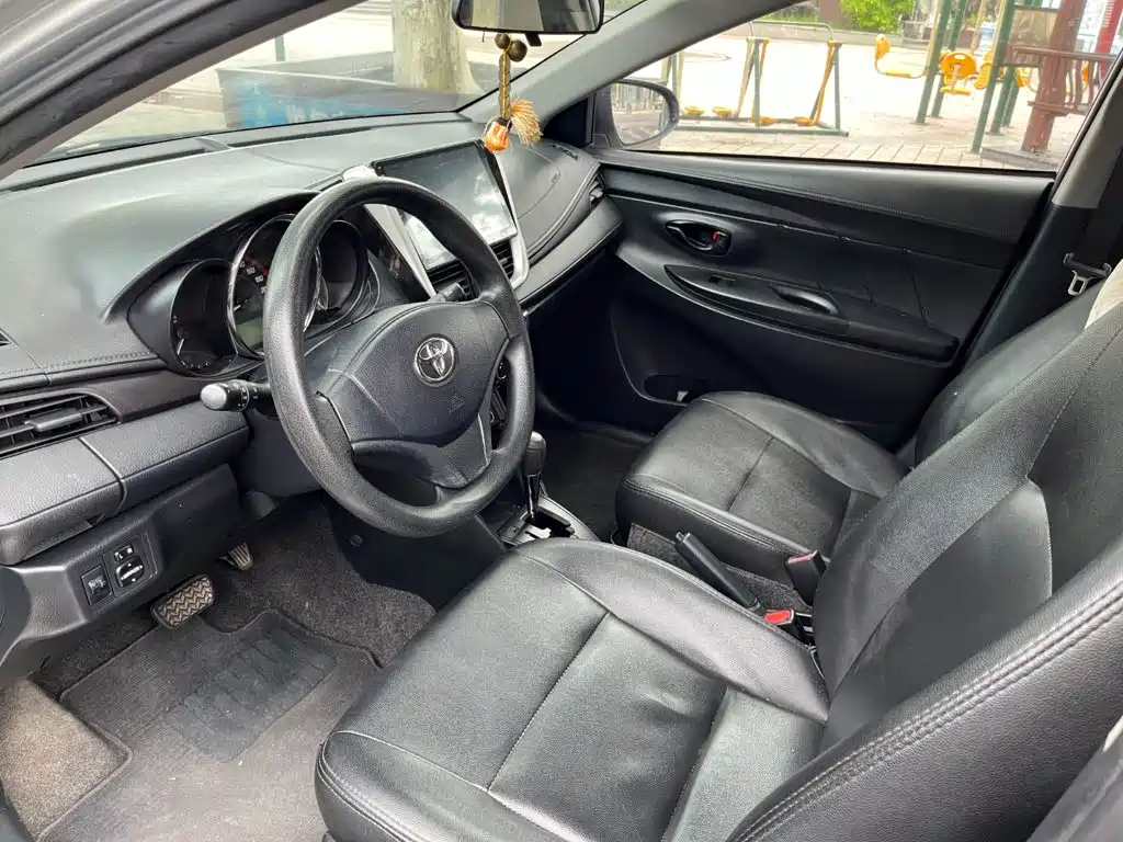Toyota Yaris L — фото 7
