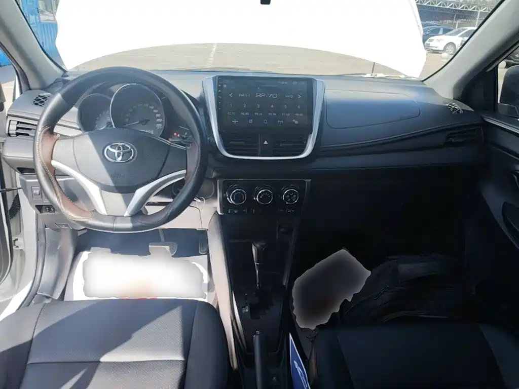 Toyota Yaris L — фото 10