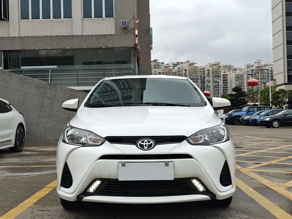 Toyota Yaris L — фото 2