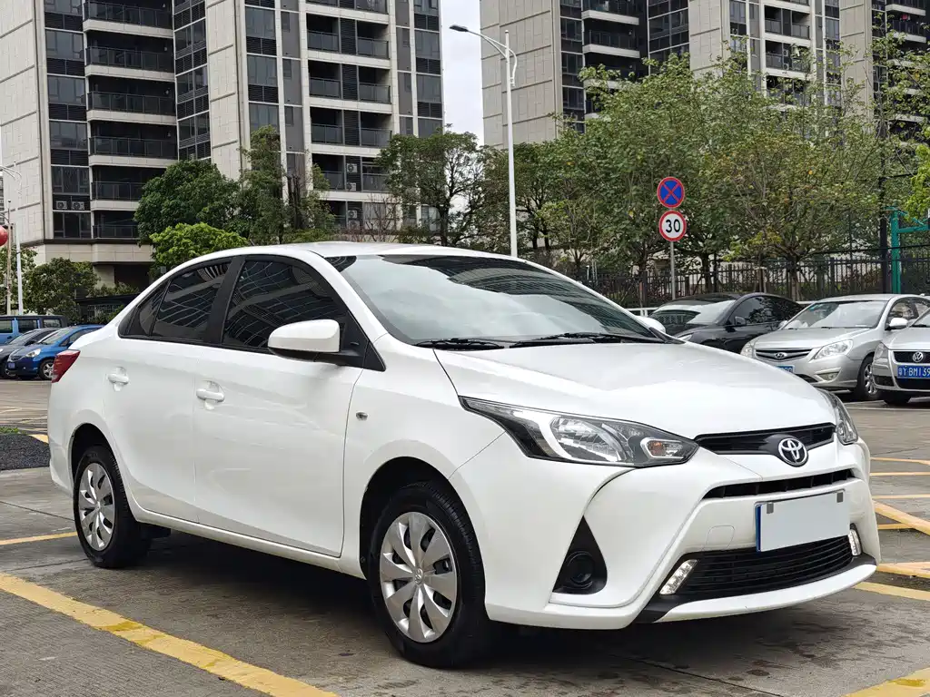 Toyota Yaris L — фото 3