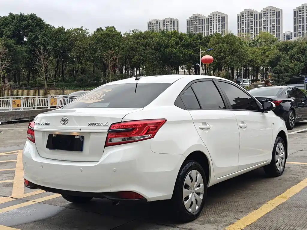 Toyota Yaris L — фото 4