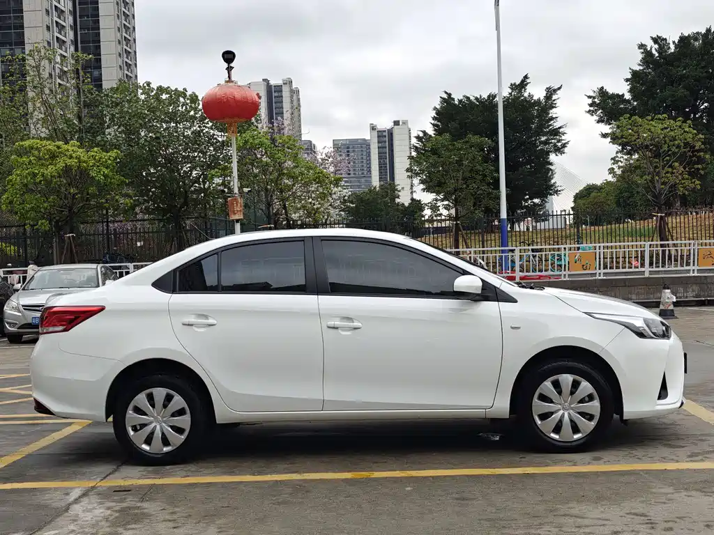 Toyota Yaris L — фото 7