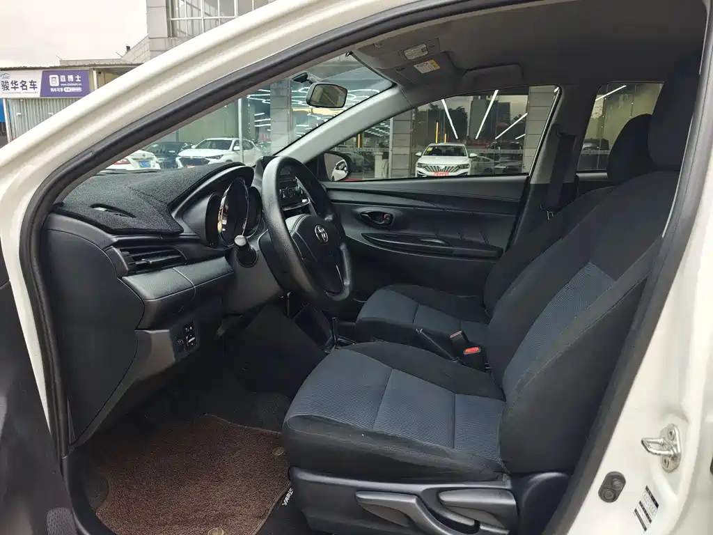 Toyota Yaris L — фото 8