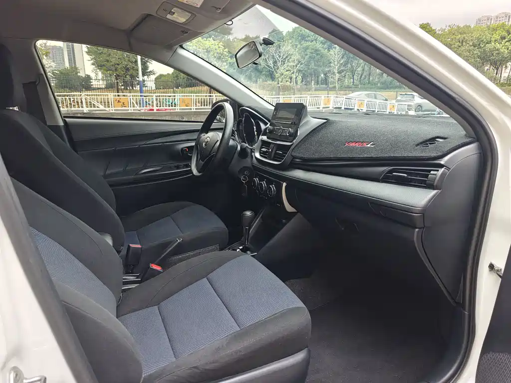 Toyota Yaris L — фото 10