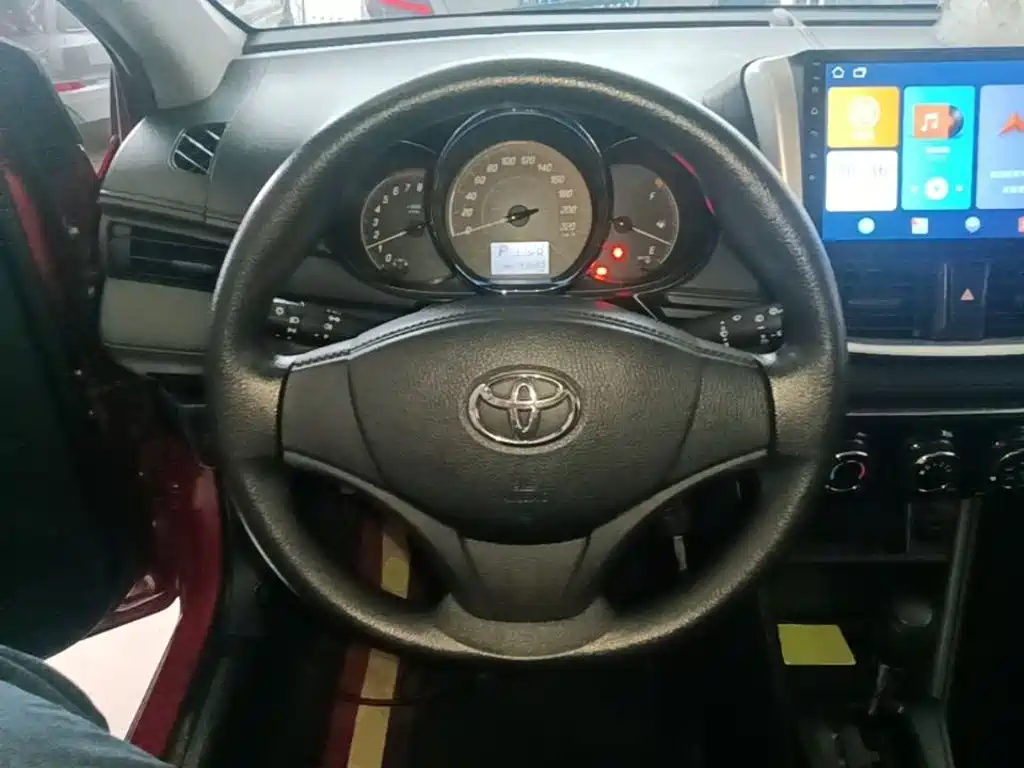 Toyota Yaris L — фото 11