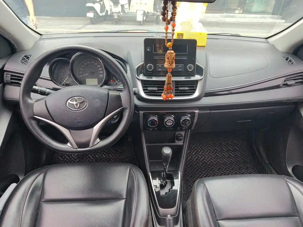 Toyota Yaris L — фото 5