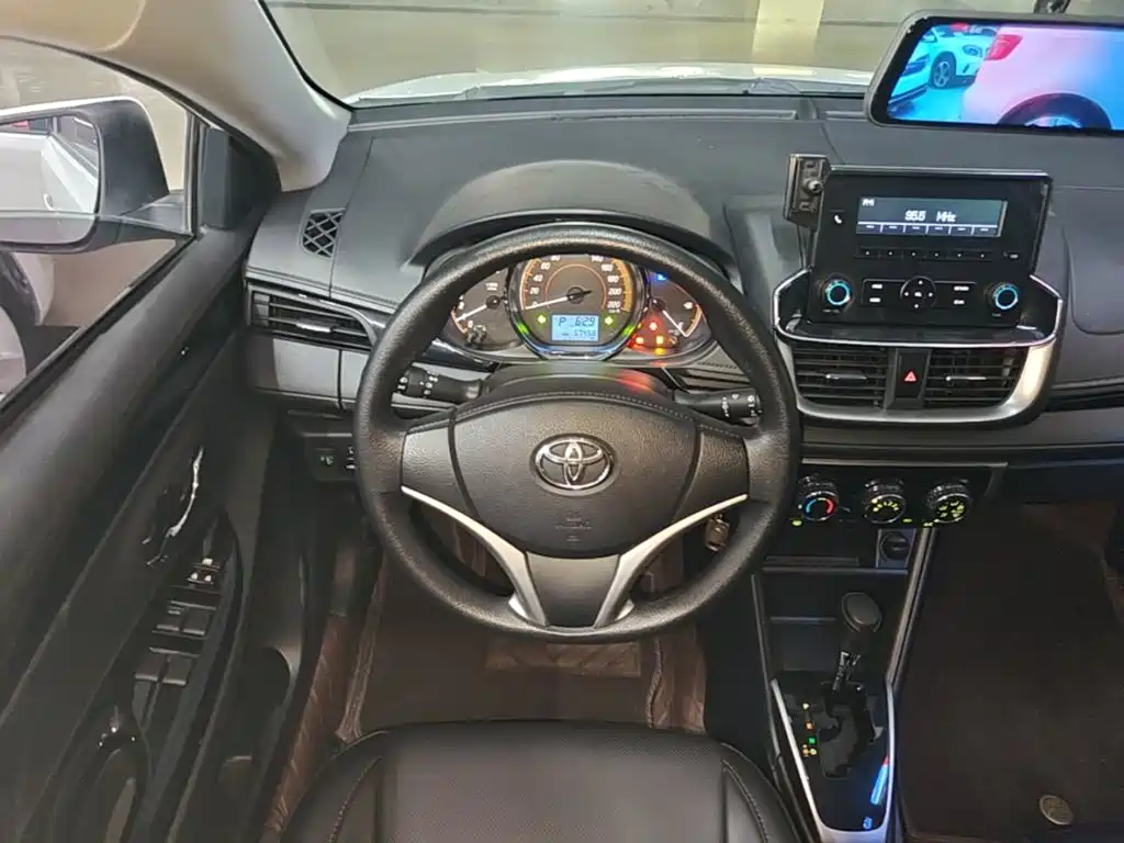 Toyota Yaris L — фото 11