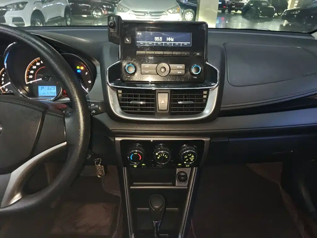 Toyota Yaris L — фото 13