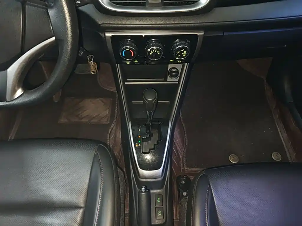 Toyota Yaris L — фото 14