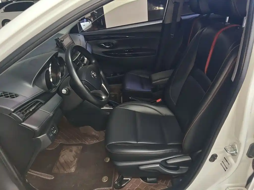 Toyota Yaris L — фото 15