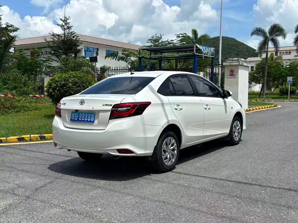 Toyota Vios — фото 7
