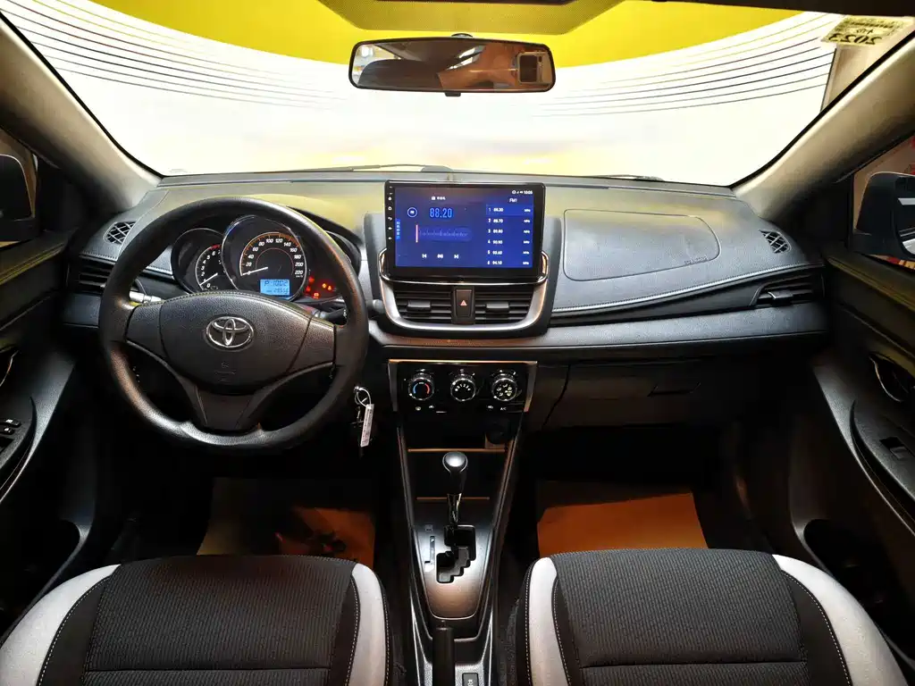 Toyota Yaris L — фото 7