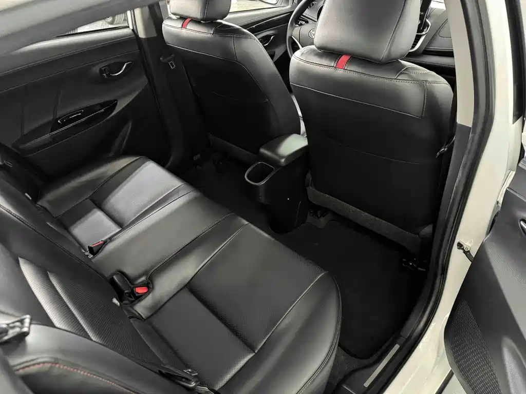Toyota Yaris L — фото 14