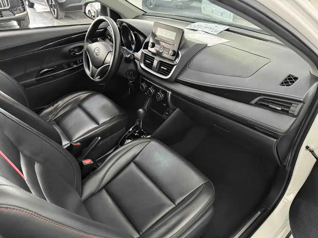 Toyota Yaris L — фото 15