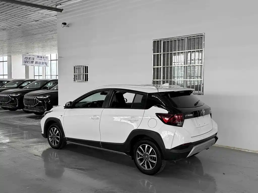 Toyota Yaris L — фото 3