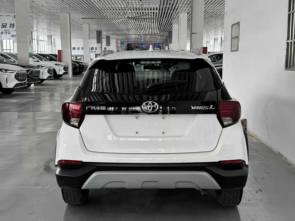 Toyota Yaris L — фото 5