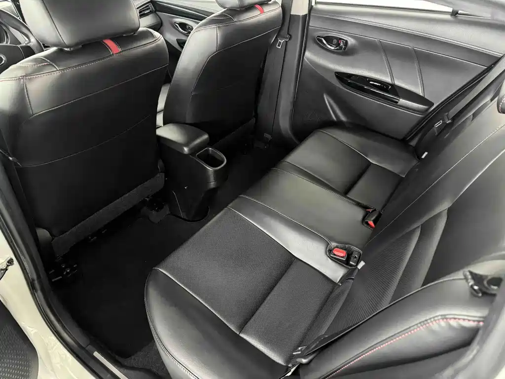 Toyota Yaris L — фото 10