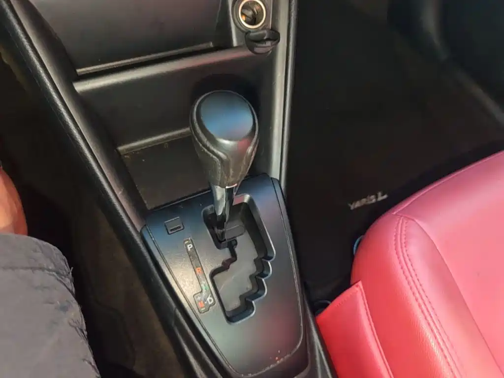 Toyota Yaris L — фото 14
