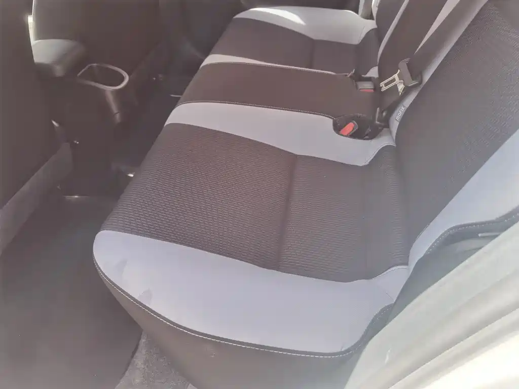 Toyota Yaris L — фото 15