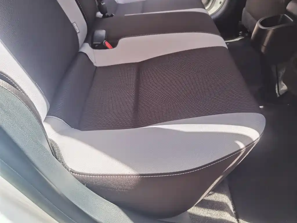 Toyota Yaris L — фото 19