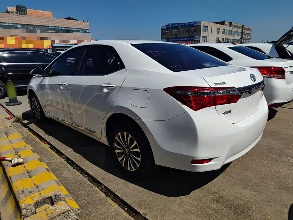 Toyota Corolla — фото 5