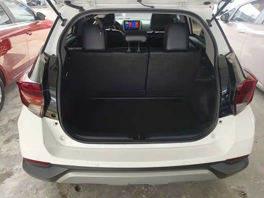 Toyota Yaris L — фото 19