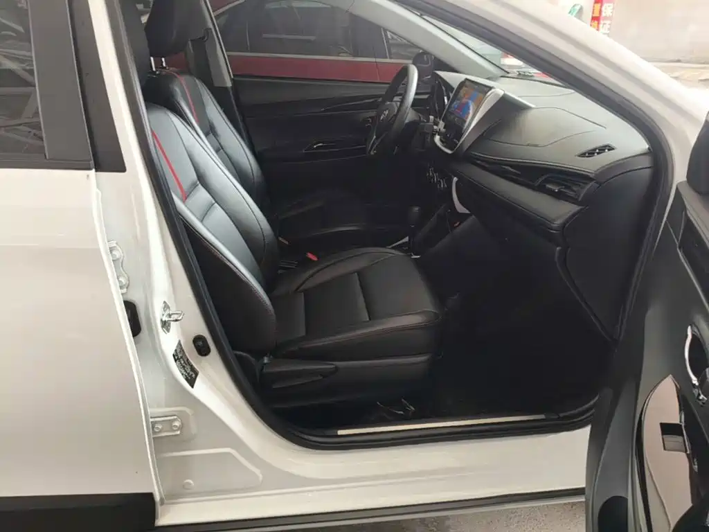 Toyota Yaris L — фото 25
