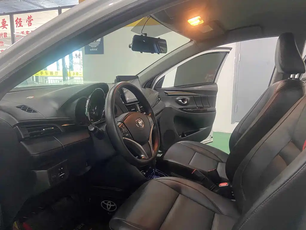 Toyota Yaris L — фото 4