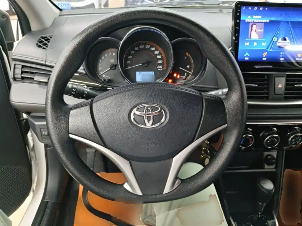 Toyota Yaris L — фото 11