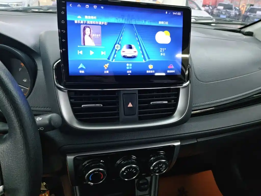 Toyota Yaris L — фото 13