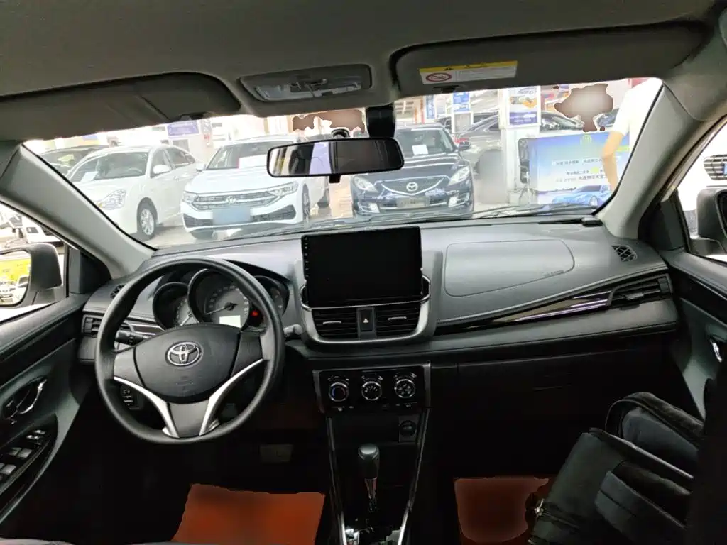 Toyota Yaris L — фото 10