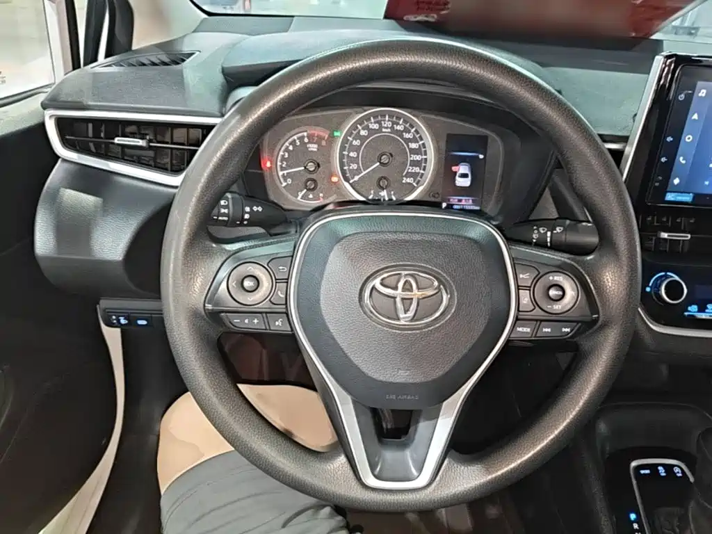 Toyota Corolla — фото 7