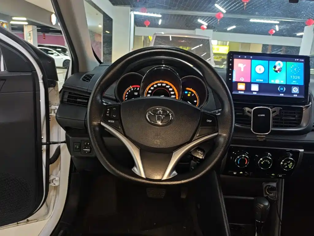 Toyota Yaris L — фото 11