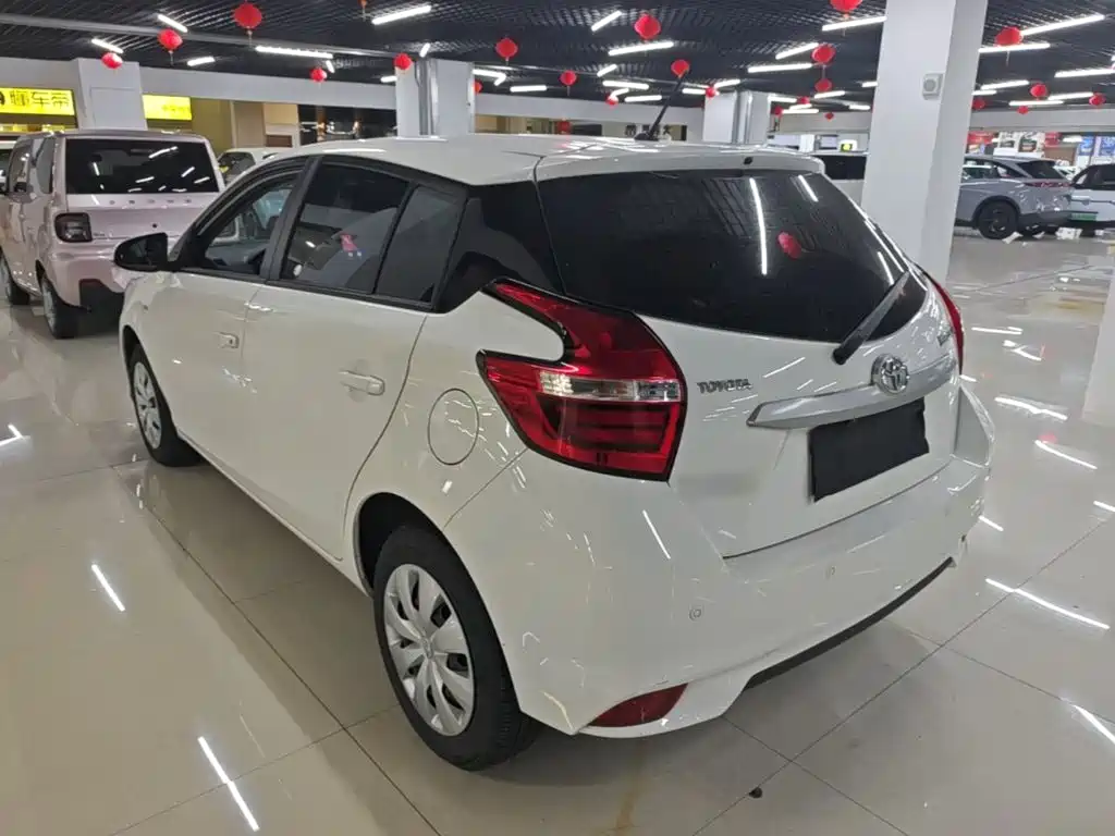 Toyota Yaris L — фото 5