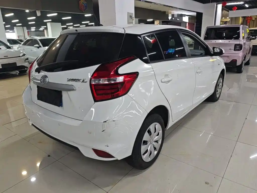 Toyota Yaris L — фото 7