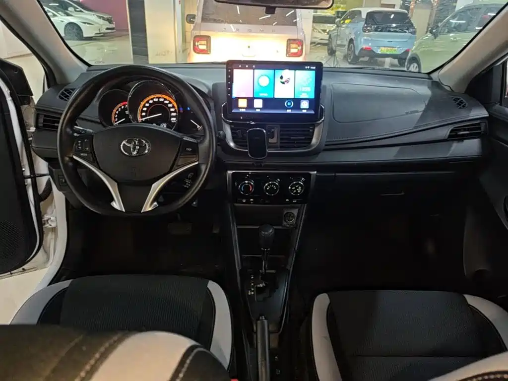 Toyota Yaris L — фото 10