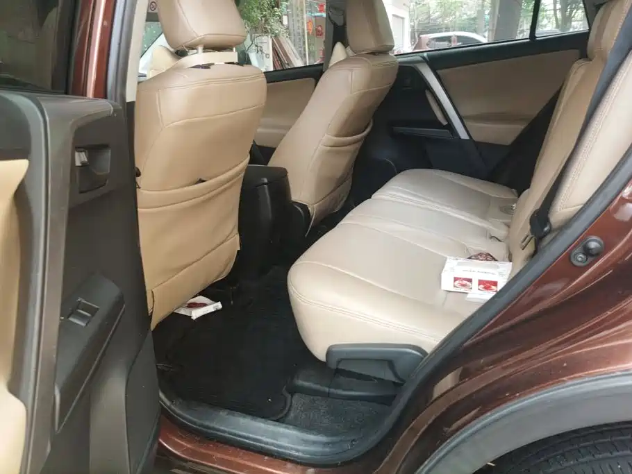 Toyota RAV4 — фото 11
