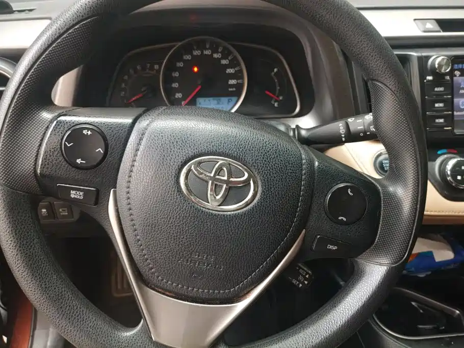 Toyota RAV4 — фото 15