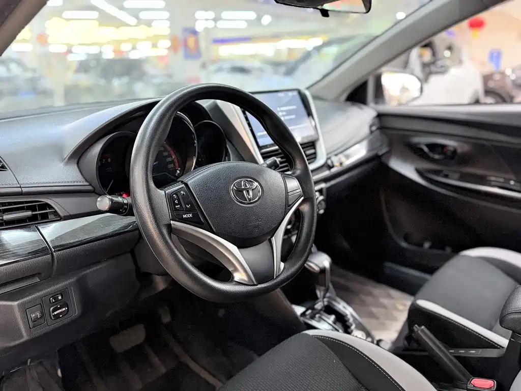 Toyota Yaris L — фото 6