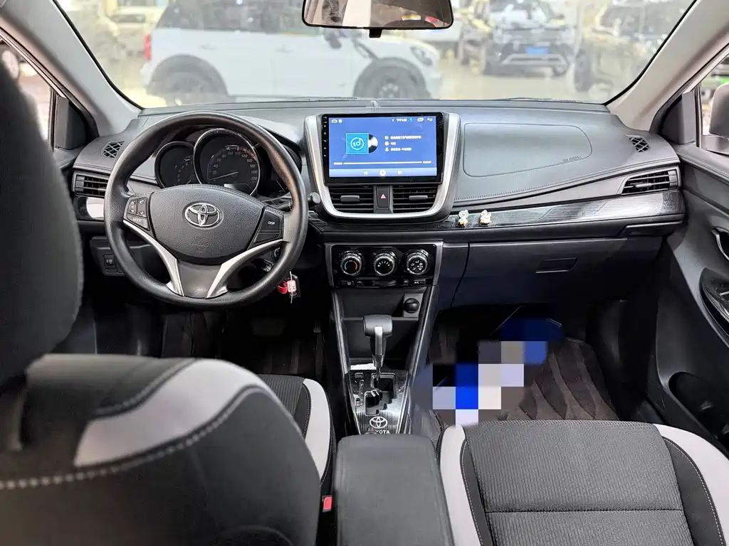 Toyota Yaris L — фото 7