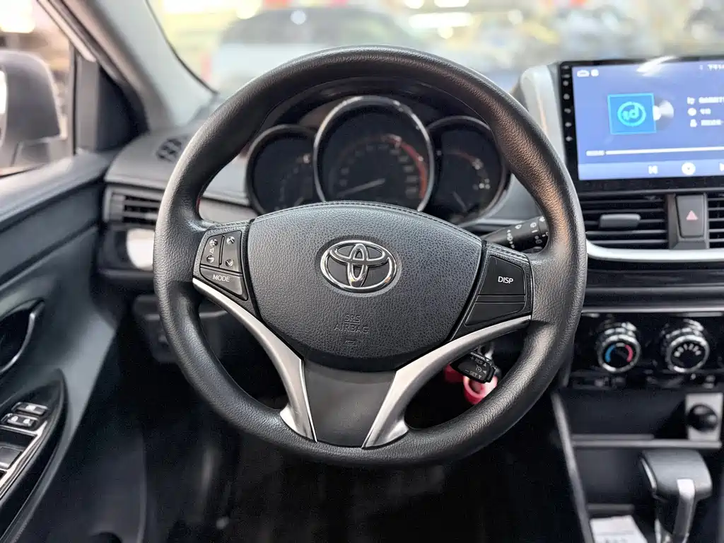 Toyota Yaris L — фото 8