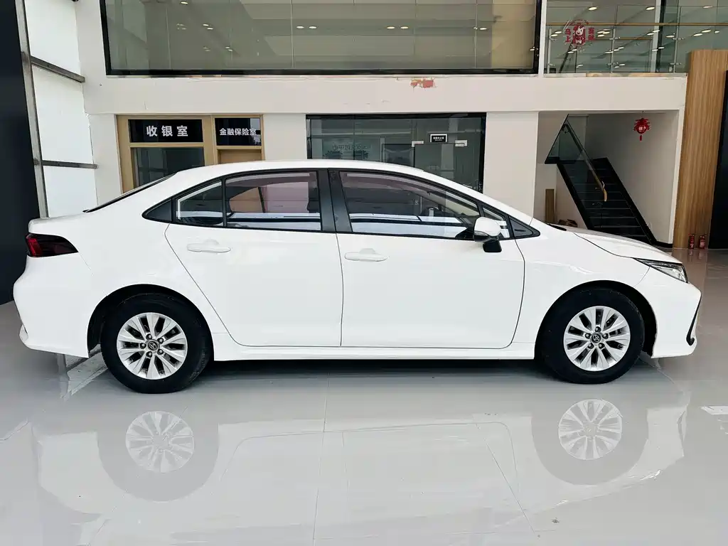 Toyota Corolla — фото 6