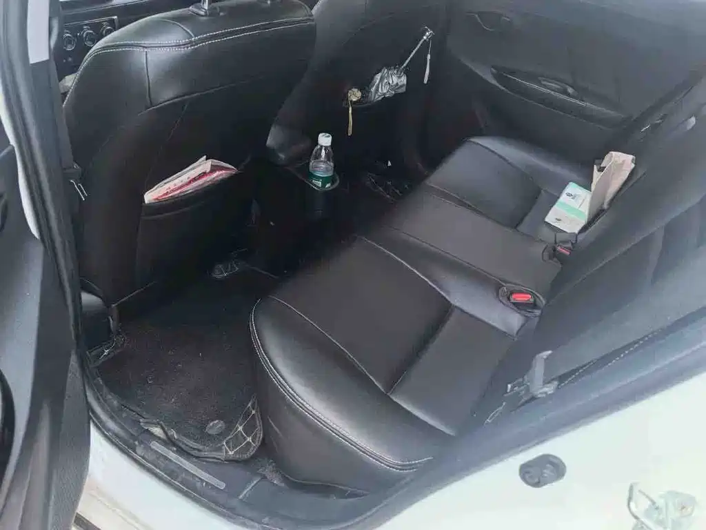Toyota Yaris L — фото 6