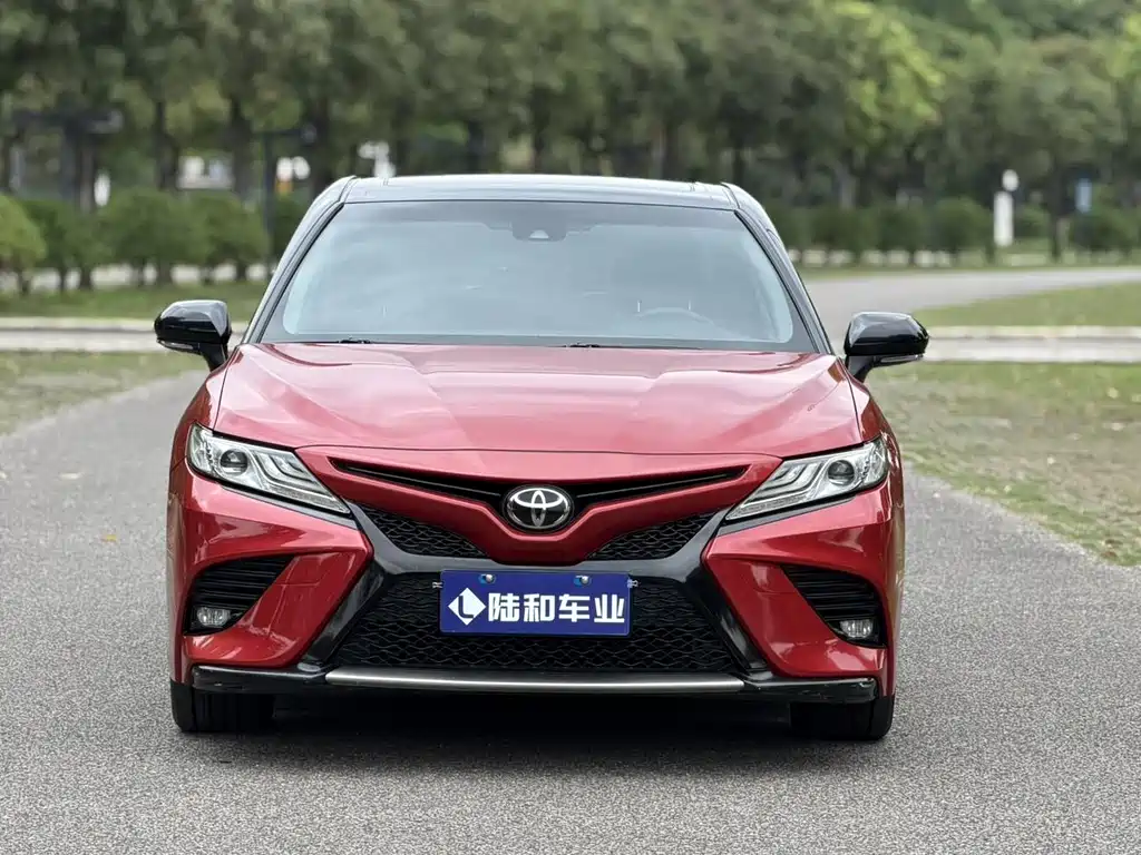 Toyota Camry — фото 2