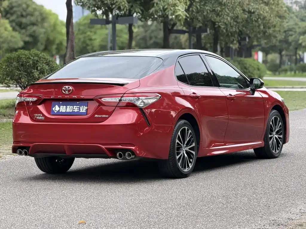 Toyota Camry — фото 5
