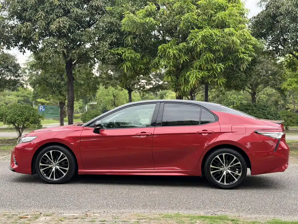 Toyota Camry — фото 9