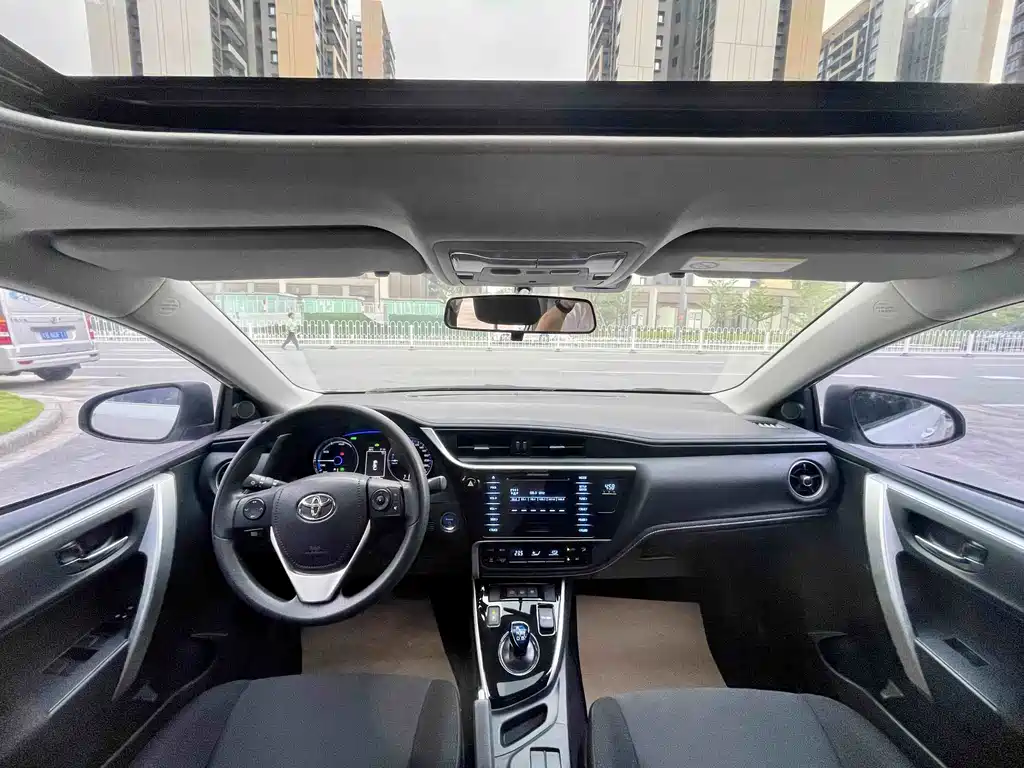 Toyota Corolla Hybrid — фото 13