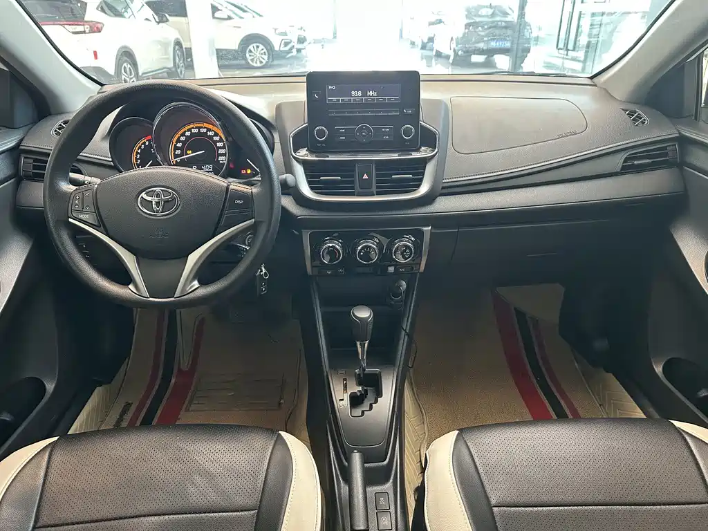 Toyota Yaris L — фото 11