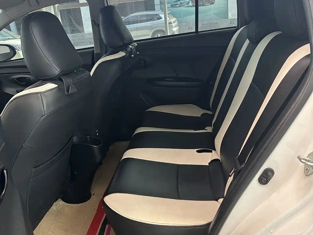 Toyota Yaris L — фото 13